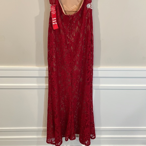 Red lace & glitter gown (5) - Picture 8 of 16